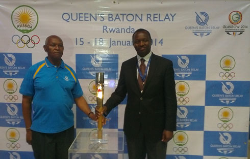 Kipchoge Keino wayoboye abazanye iyo nkoni ari kumwe na Robet Bayigamba uyobora Komiye y'imikino Olympique mu Rwanda.