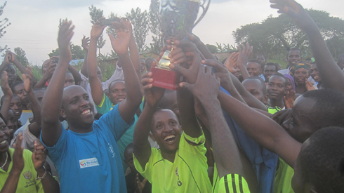 Abakinnyi b'ikipe ya Kirehe bishimira igikombe.