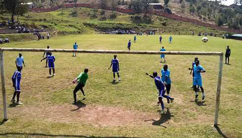 Amakipe ya Kivu Watt FC ya Karongi (ubururu bukeye), n'Ubusabane FC ya Gasabo (ubururu bwijimye) mu mukino wayahuje kuwa 08/09/2013.