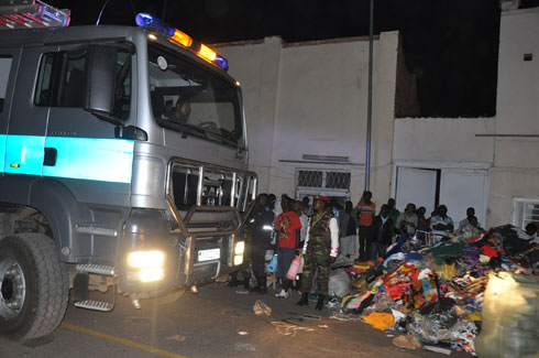 Kizimya moto ya Police yahageze abacuruzi nabo birwanyeho.