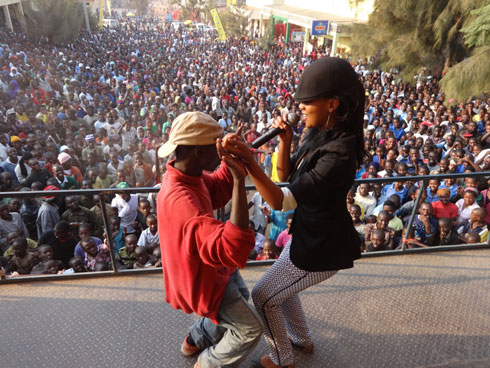 Knowless n'umufana we bagirana ibihe byiza ku rubyiniro.