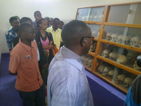 Knowless yashyize indabo ndetse yunamira inzirakarengane zazize Jenoside zishyinguye mu rwibutso rwa Jenoside rwa Nkomero. 