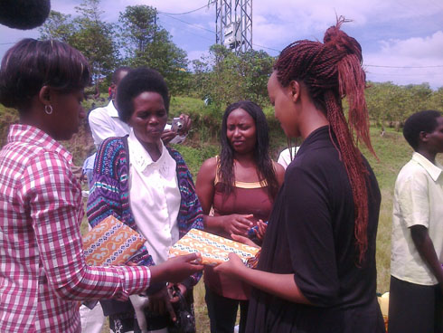 Mu byo yatanze harimo n'ibitenge.