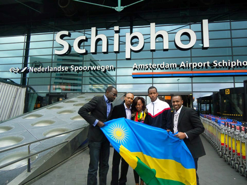 Knowless akigera Amsterdam yakiriwe n'umujynama (manager) we, Kitoko Abdoul n'abagize group exotic night