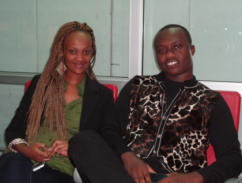 Knowless na King James ku kibuga cy'indege cya Kenya berekeza London. (Foto: Igihe)