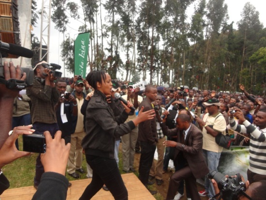 Knowless ubwo yashimishaga abitabiriye kwita izina.