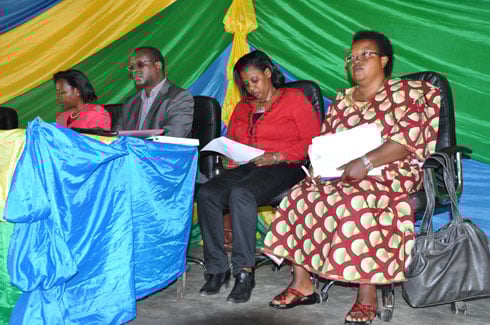 Komiseri Dusabeyezu Thacienne ubanza iburyo wambaye ibitenge yasabye imbabazi nk