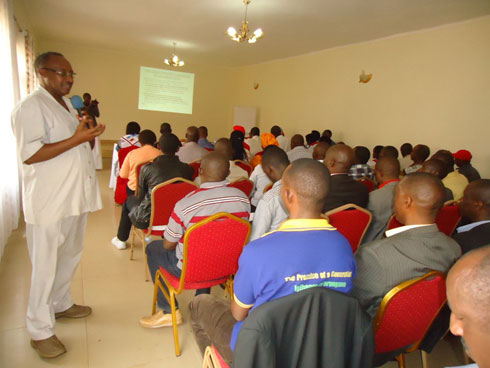 Komiseri Musoni ageza ikiganiro kuri bamwe mu bitabiriye amahugurwa y'abahagarariye umuryango FPR-Inkotanyi mu nzego zitandukanye mu Ntara y'Uburasirazuba.