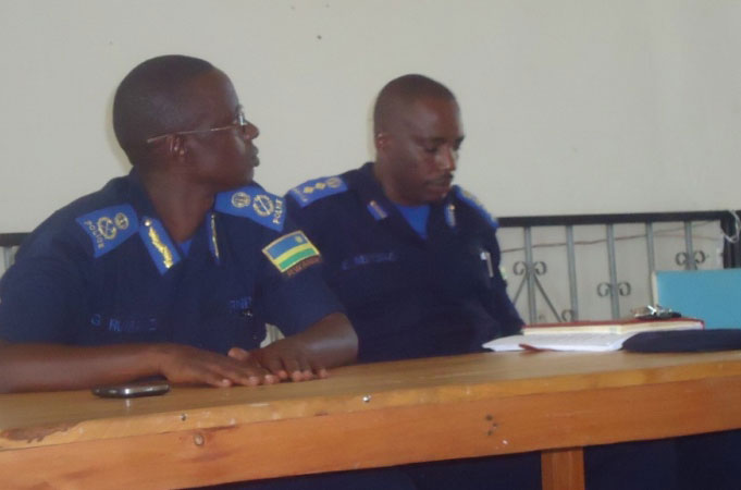 Komiseri George Rumanzi uyobora ishami rishinzwe umutekano mu muhanda yakira ibibazo by