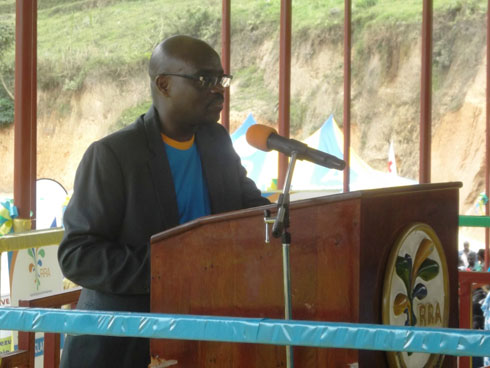 Komiseri mukuru w'ikigo cy'imisoro n'amahoro yamaganye abanyereza imisoro kimwe n'ababibona bakicecekera.