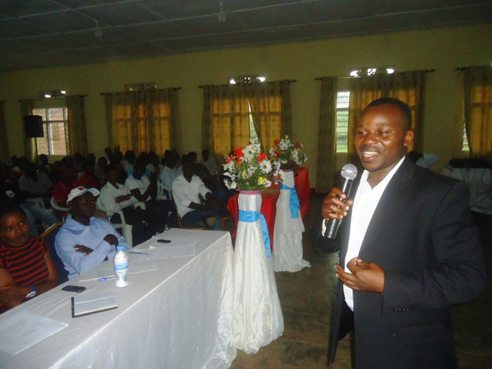 Komiseri muri FPR Inkotanyi, Ntezimana Aloys, aganira n'urubyiruko rwo mu rugaga rushamikiye kuri FPR-Inkotanyi mu karere ka Rwamagana.