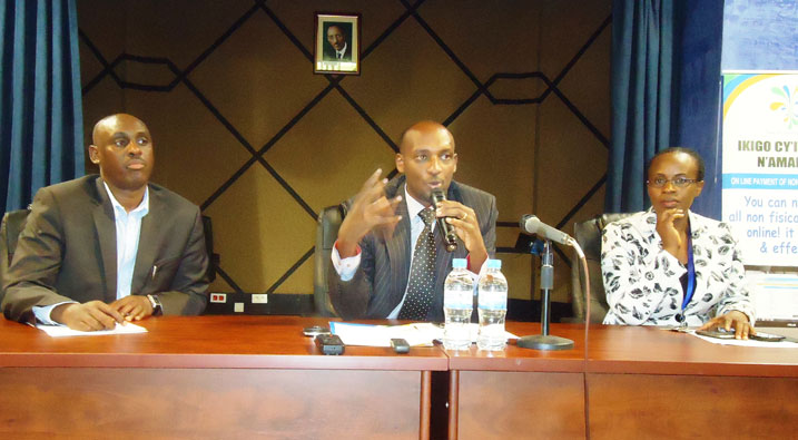 Komiseri mukuru wa RRA (hagati) y