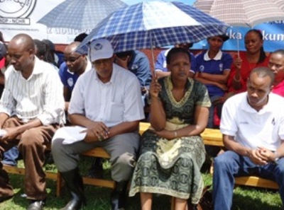 Komiseri Etienne Niyonzima (wambaye ingofero).