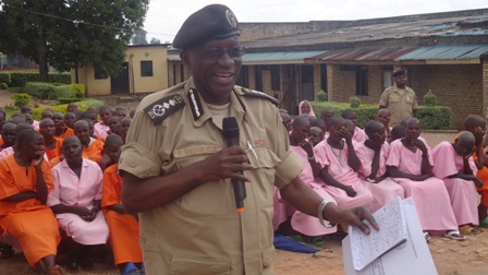 Komiseri mukuru w'urwego rushinzwe amagereza, Jenerali Paul Rwarakabije, atanga ikiganiro muri gereza ya Muhanga.