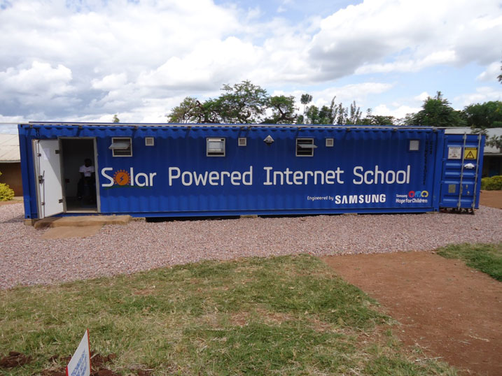 Kontineri irimo mudasobwa zikoresha imirasire y'izuba yagawe GS Kamabare mu Bugesera.