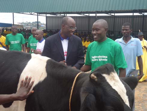 Koperative KOKO PEVEVU yahembwe inka kuko yagaragaje uruhare mu kurwanya igituntu.