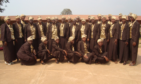 Iyi korari yatangiye yiganjemo abagore ariko hagenda hazamo n'abandi.