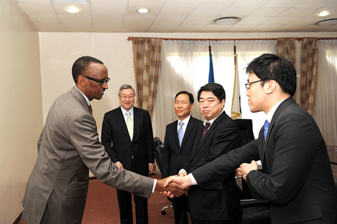 Perezida Kagame aramutsa intumwa zazanye na Minisitiri w