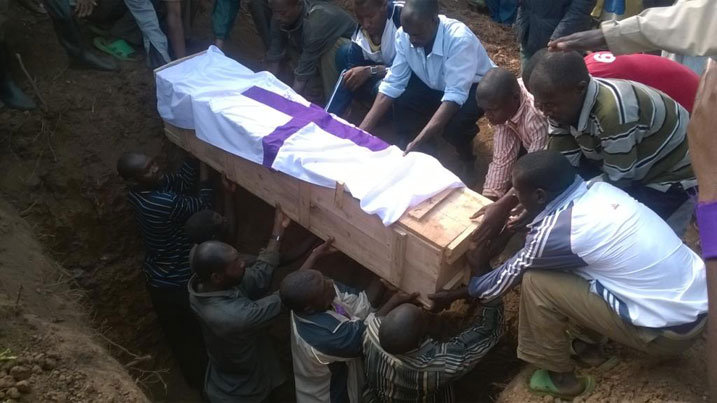 Ku cyumweru abaturage bazindukiye mu gikorwa cyo gushyingura uwo mukecuru.