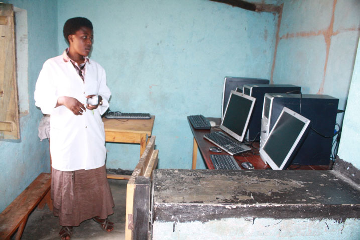 Ku ishuri ryisumbuye rya Munini icyumba kugishirizwamo abanyeshuri 1200 kirimo mudasobwa eshanu.