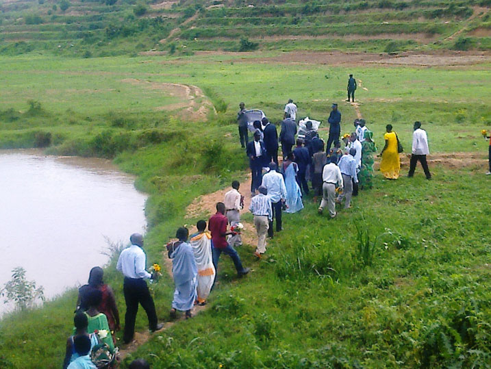 Ku mugezi wa Mwogo wajugumwemo Abatutsi niho urugendo rwasorejwe banahashyira indabo mu rwego rwo kubibuka.