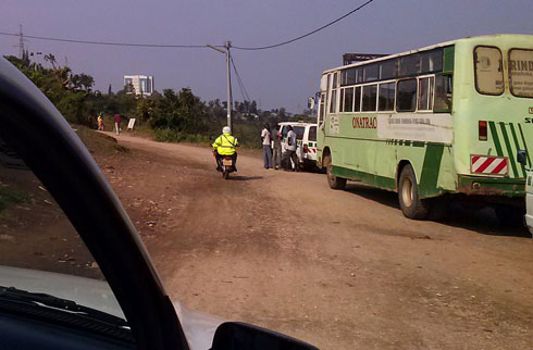 Ku muhanda ujya ku Mubuga hahoze pariking ya moto ariko traffic yayivanyeho. Parikingi zemewe mu mujyi wa Kibuye ni imbere ya station Kobil no kuri rond-point honyine.