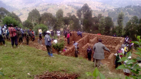 Hanakozwe umuganda wo kubakira umuturage wari utuye mu manegeka.