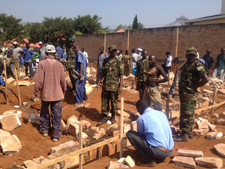 Ku munsi wa mbere wo gutangiza icyumweru cyahariwe ingabo, abaturage bafatanyije n'ingabo bubatse fondasiyo y'ikigo nderabuzima cya Mayange.