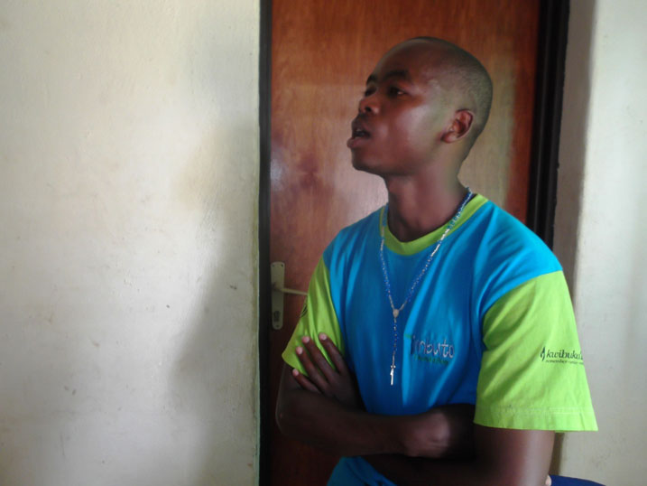 Kuba aho yakoreraga hombi mu tugari dutandukanye harafungiwe icyarimwe mu buryo budasobanutse ngo byamugushije mu gihombo gikomeye.