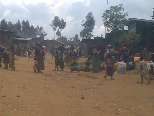 Kubera amasasu menshi agwa aho batuye, Abanyarwanda bavuye mu byabo.
