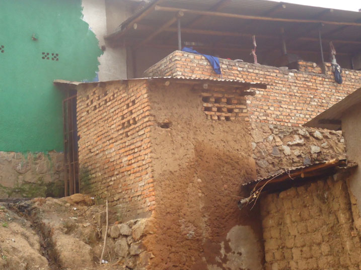 Kubera kutagira ubwiherero usanga bihagarika inyuma y