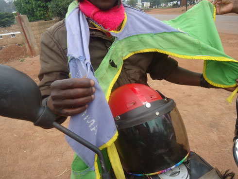Kubera uburyo aya majile yacitse bahitamo kuyambara mu ijosi aho kuyambara bisanzwe. Abandi bo ngo bayashyira mu mahembe ya moto.