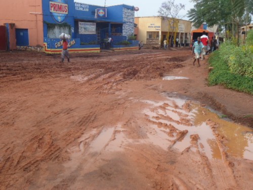 Kubona aho umuntu anyura imvura yaguye ntibyoroshye, muri uyu muhanda.