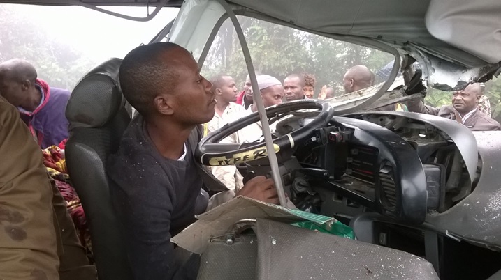 Kugira ngo bakuremo umushoferi byasabye kugira ibyo batema ku modoka kuko yari yafatiwemo.