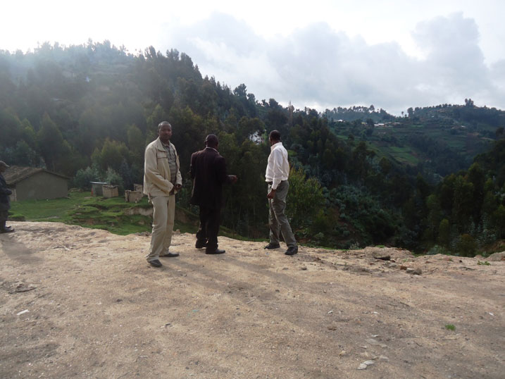 Kuri iyi mbuga mureba, himuwe abantu kuko munsi harimo amazi mu butaka kandi no hepfo hari umugezi.