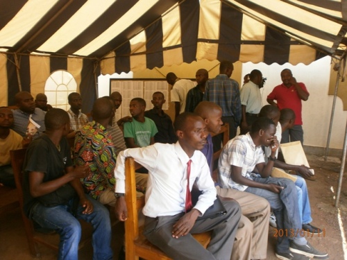 Ku cyicaro cya Polisi yo mu muhanda, ni hamwe mu hashimiwe imikorere, nk'uko byatangajwe n'abahagana. Gusa naho hakanengwa uburyo impushya zo gutwara imodoka zitinda gusohoka.