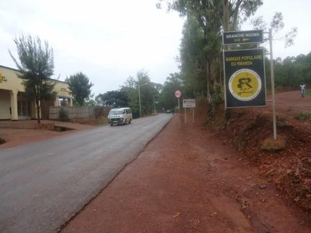 Kuri izi nkengero z'umuhanda hasa n'ahatarageze ubwo busitani.