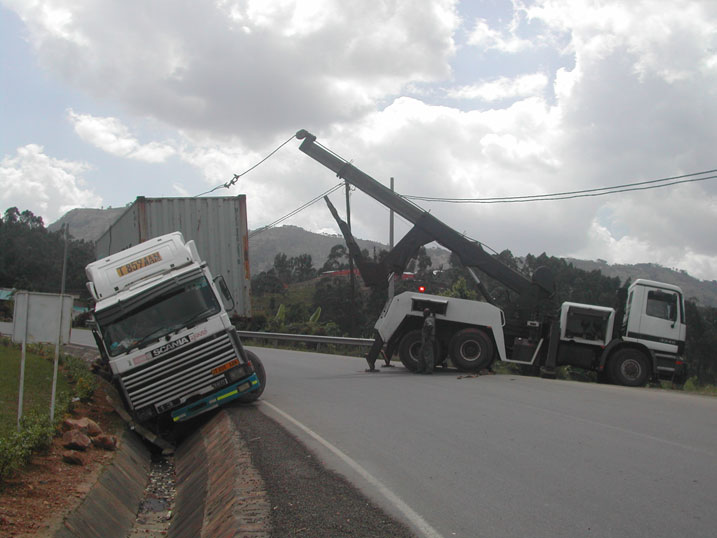 Kuyikura mu mukingo aho yari yaguye byasabye kwifashisha imashini z'ingabo za RDF.