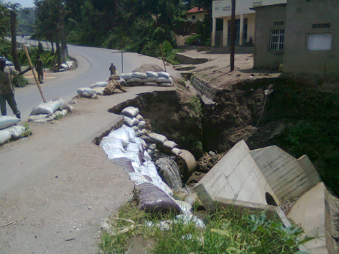 Kwangirika k'umuhanda ujya Bralirwa bituma ibinyabiziga bibyigana bikongera impanuka.