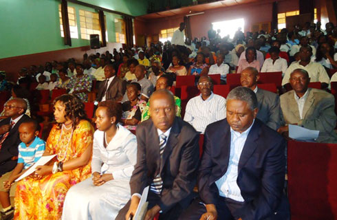 Olivier Rugamba mu muhango wo kwibuka se, Rugamba Sipiriyani (yambaye umukara afite ibitabo (uwa kabiri uhereye iburyo imbere).