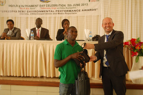 Kwigira Issa, umunyamakuru waje ku isonga ashyikirizwa ibihembo.