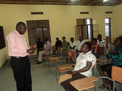 kwigisha indimi no gukoresha mudasobwa byaratangiye.