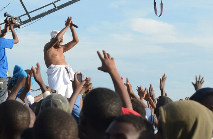 Kwiyambura imyenda ngo yabisabwe n'abafana be bashaka kureba igituza cye.