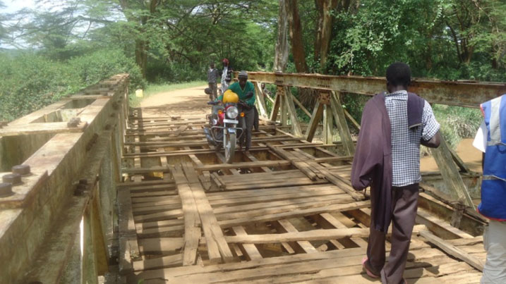 Abakoresha iki kiraro basigaye batanga amafaranga ngo abasore babambutse kubera cyangiritse.