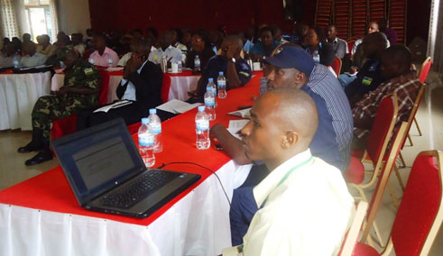 Abakozi mu karere ka Kayonza basabwe gushyira mu bikorwa amabwiriza ya minisitiri w'Ubutegetsi bw'igihugu