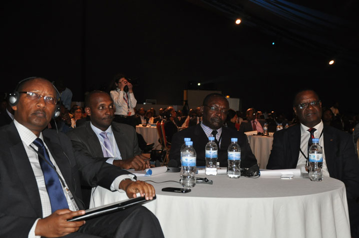 Uhereye ibumoso: Guverineri wa Banki Nkuru y'u Rwanda John Rwangombwa, Komiseri Mukuru wa Rwanda Revenue Authority Richard Tushabe na Minisitiri w'ubucuruzi n'inganda Francois Kanimba.