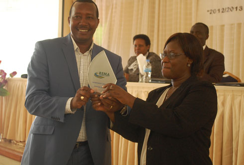 Leandre Karekezi uyobora akarere ka Gisagara ahabwa igihembo.