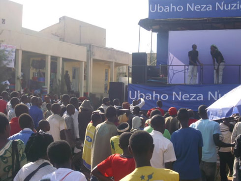 Urubyiruko rwari uruvunganzoka rwihera amaso ikinamico yerekana akamaro k