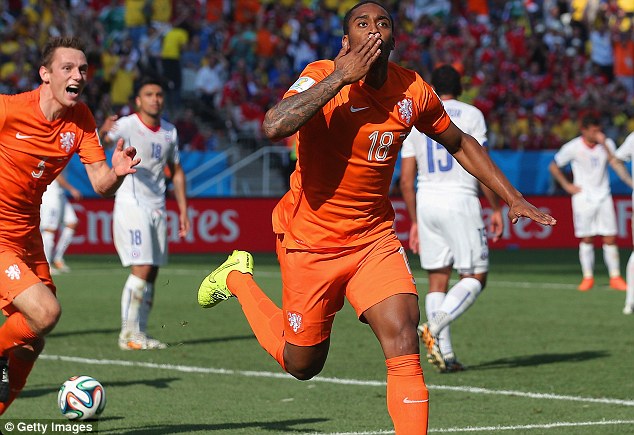 Leroy Fer niwe wabanje kunyeganyeza incundura ubwo Ubuholandi bwatsindaga Chili ibitego 2-0.