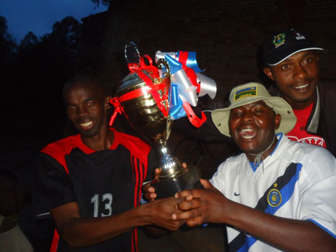 Abakinnyi ba Les Onze du Dimanche bishimira igikombe batwaye.